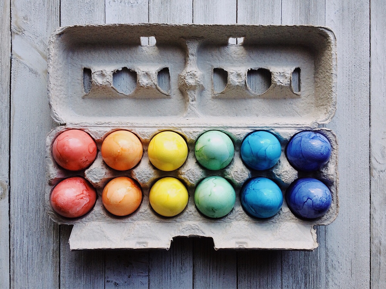 Pusťte se do barvení velikonočních vajec a vyhněte se chemickým barvivům